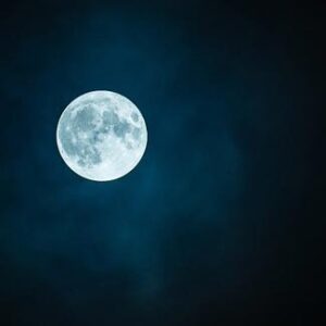 Heller Vollmond vor dunkelblauem, leicht wolkigem Nachthimmel