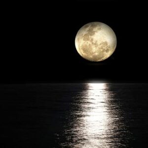 Vollmond über dunklem Wasser mit heller Spiegelung auf der Wasseroberfläche