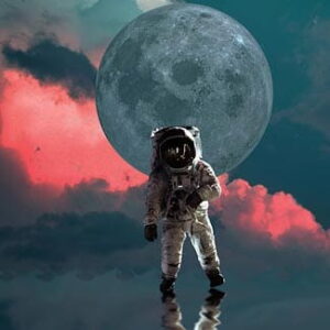 Astronaut vor einem übergroßen Mond und rot leuchtenden Wolken