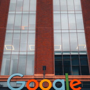 Google-Schriftzug vor der Fassade eines modernen Gebäudes