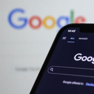 Google-Schriftzug vor der Fassade eines modernen Gebäudes