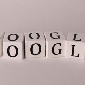 Weiße Buchstabenwürfel mit Teilen des Wortes Google auf hellem Hintergrund