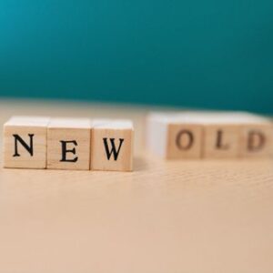 Holzwürfel mit den Begriffen „NEW“ und „OLD“, wobei „NEW“ deutlich im Vordergrund steht