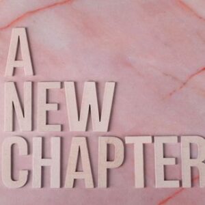 Helle Buchstaben bilden den Schriftzug „A New Chapter“ auf einem rosafarbenen Untergrund