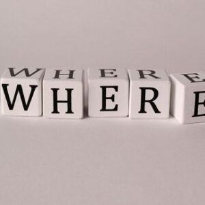 Weiße Würfel mit schwarzen Buchstaben bilden das Wort „WHERE“ auf hellem Hintergrund