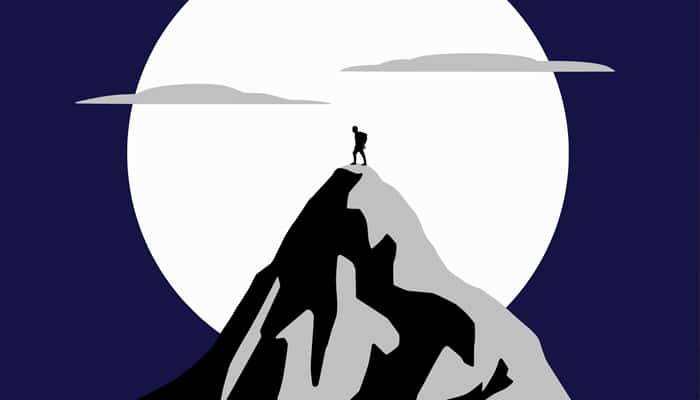 Schwarze Silhouette einer Person auf einem Berggipfel vor einem großen weißen Kreis und dunkelblauem Hintergrund