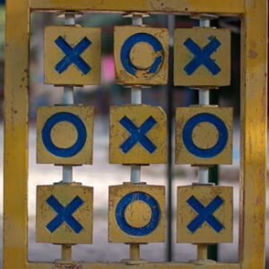 Altes Tic-Tac-Toe-Spiel mit neun quadratischen Feldern und blauen Kreuzen und Kreisen in einem Metallrahmen