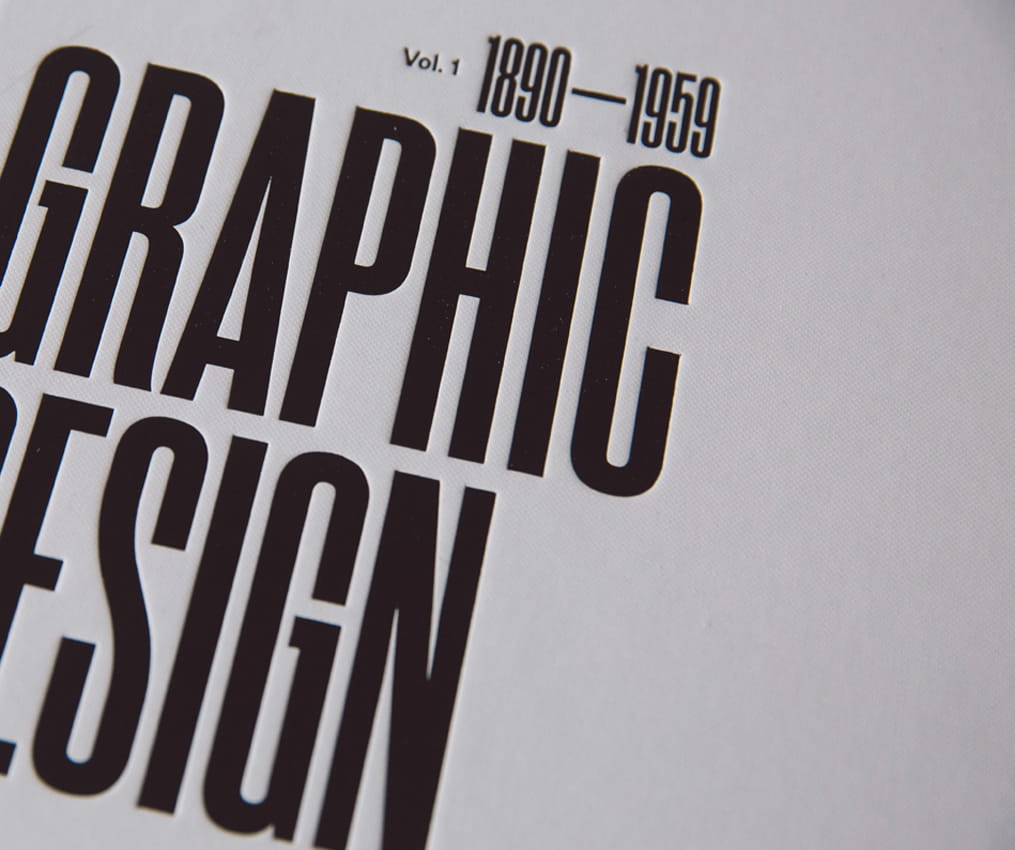 Nahaufnahme markanter Grafikdesign-Typografie als Symbol für Charakter und Wiedererkennbarkeit einer Webseite