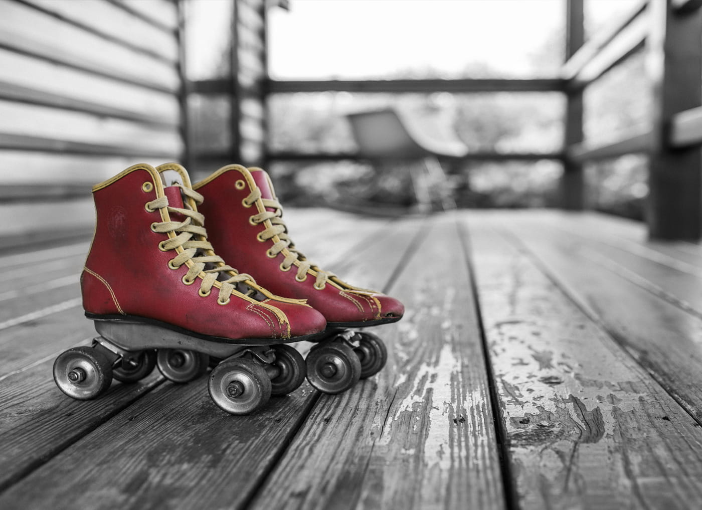 Alte Rollschuhe als Symbol für einen veralteten Internetauftritt Alte rote Rollschuhe auf einem Holzboden als Symbol für einen Internetauftritt, der noch funktioniert, aber nicht mehr zum heutigen Anspruch einer neuen Webseite passt