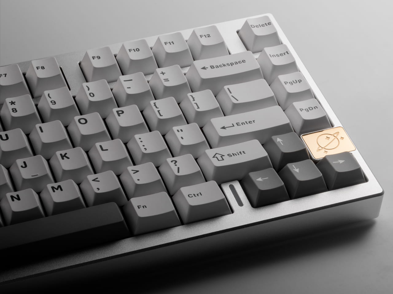 Computertastatur mit hervorgehobener Taste als Symbol für die selbstständige Pflege und Weiterentwicklung einer Firmenwebseite
