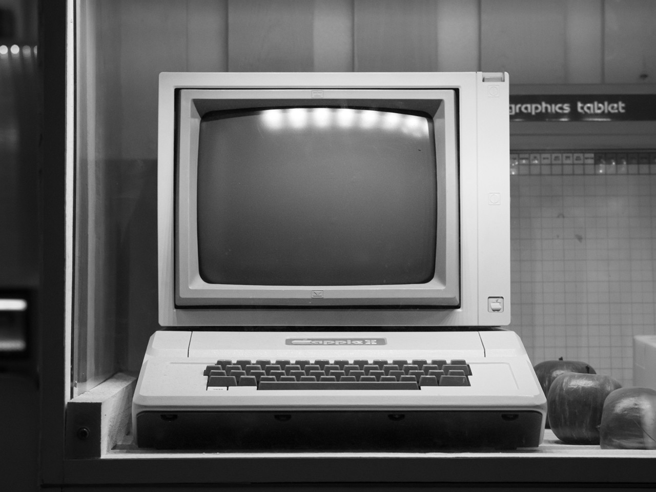 Alter Röhrenmonitor mit einer einzelnen digitalen Darstellung auf schwarzem Bildschirm als Symbol für frühe statische Firmenwebseiten