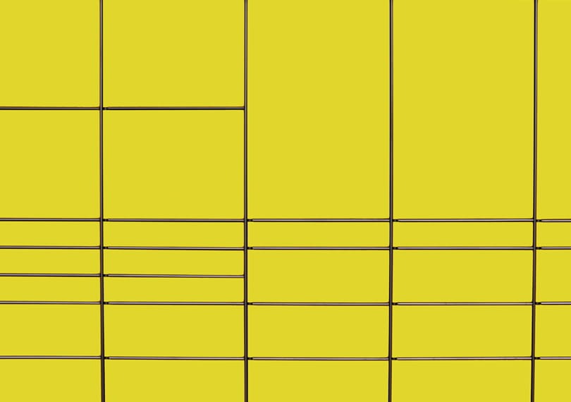 Klare Gestaltung und Struktur im Webdesign Abstraktes gelbes Raster mit schwarzen Linien als Symbol für klare Gestaltung, Ordnung und präzise Planung einer professionellen Webseite