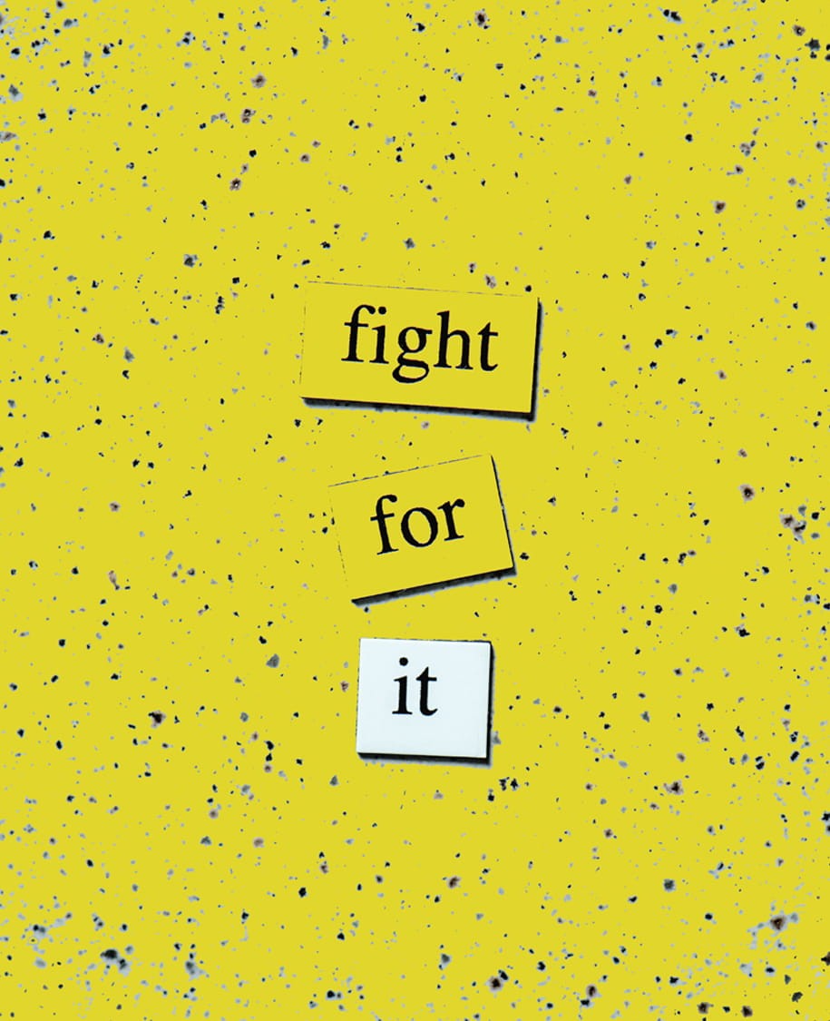 Die Wörter „fight for it“ auf kleinen Papierstücken vor einem gelben, gesprenkelten Hintergrund