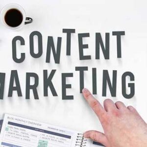 Schriftzug Content Marketing auf einem weißen Tisch neben einer Kaffeetasse und einem geöffneten Planer