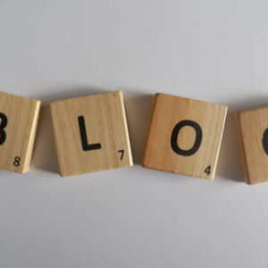 Holzbuchstaben bilden das Wort Blog auf einem hellen Untergrund