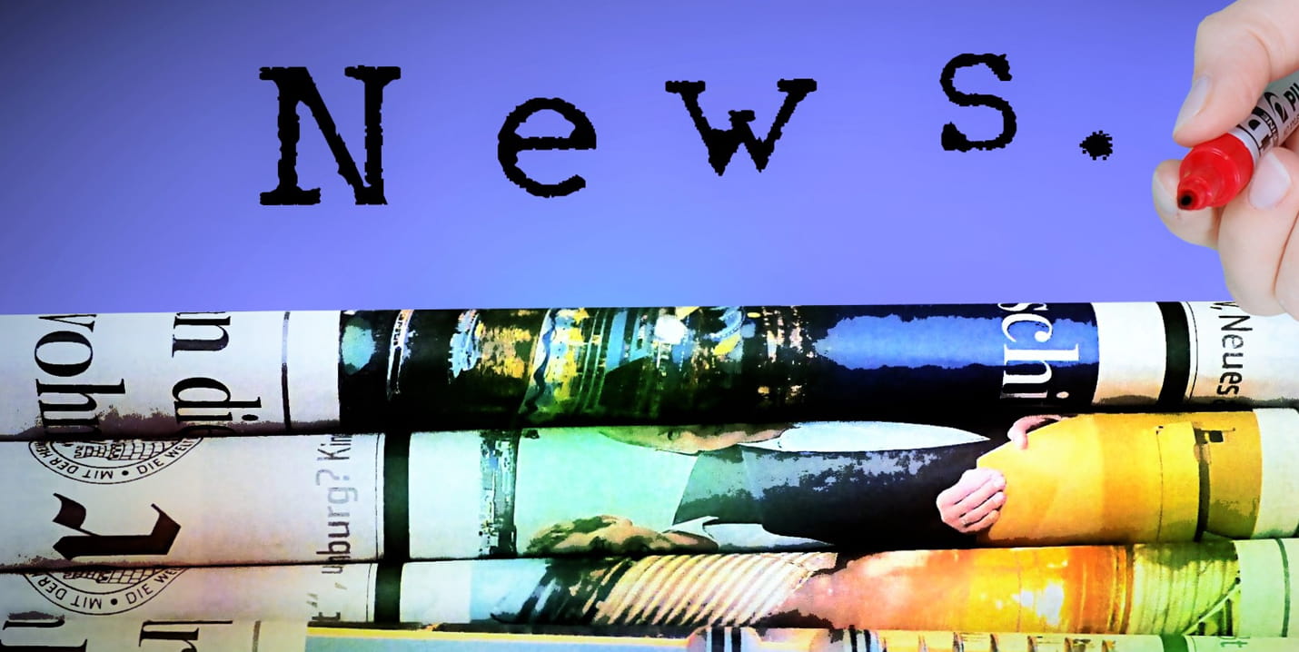 Gerollte Zeitungen unter dem handgeschriebenen Wort News auf blauem Hintergrund